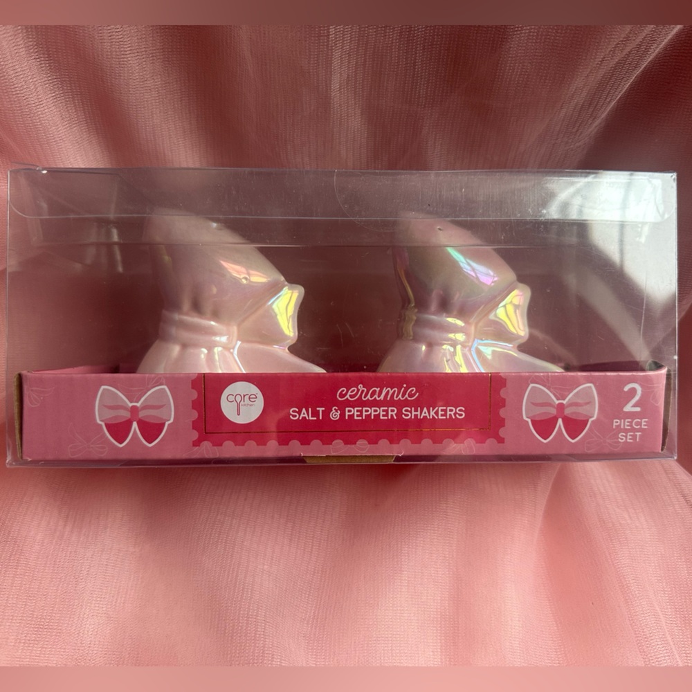 Pink Bow 🎀 Ceramic Bow Salt and Pepper Shakers Set.